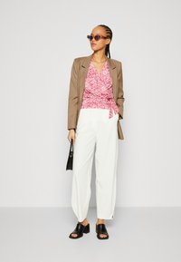b.young by Zalando BUTTON PANTS - Püksid - marshmallow