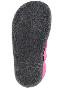 Zolen van zwarte rubber met een getextureerd profiel, voorzien van een roze stoffen bovenkant die de zool omrandt.