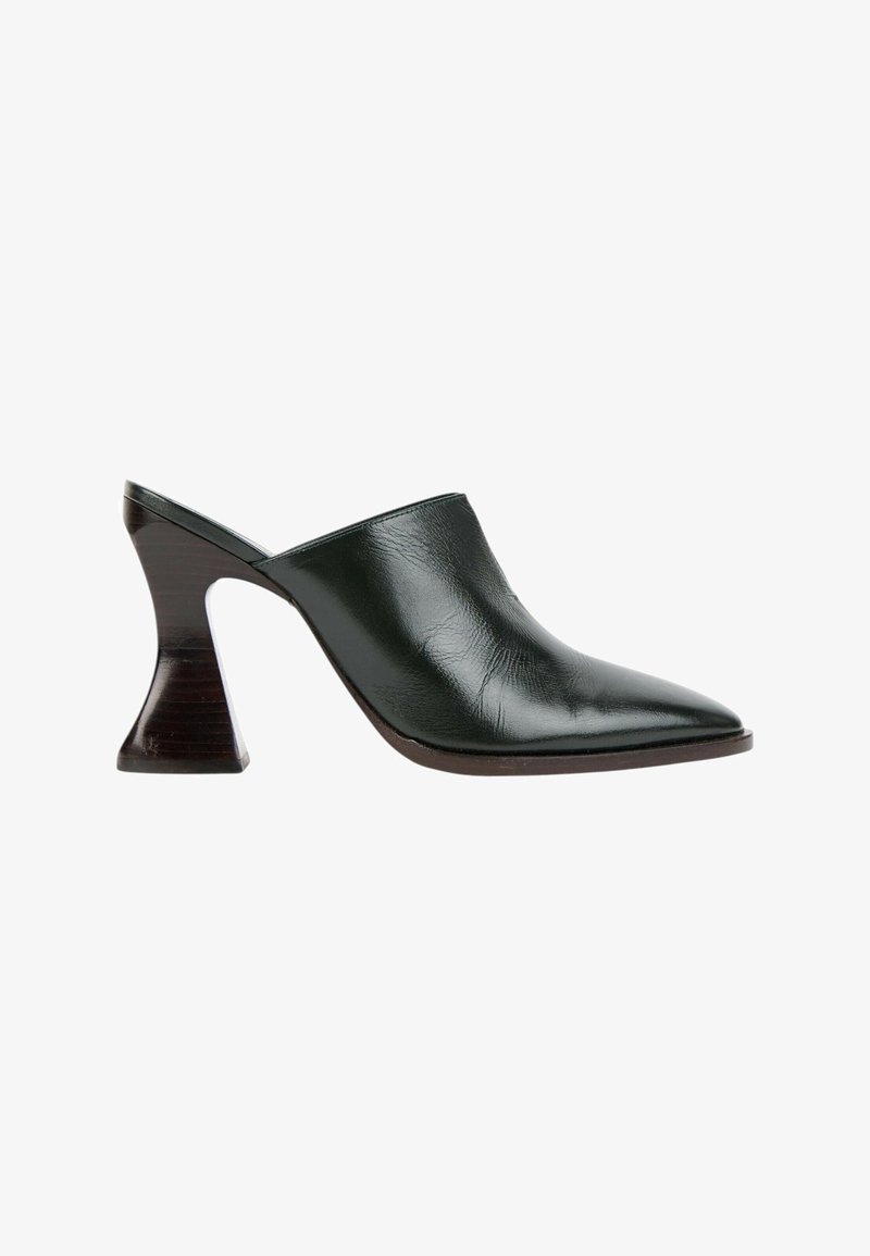 Mule en cuir noir avec bout pointu et talon bloc en bois sculpté, design ouvert à l’arrière et à enfiler.