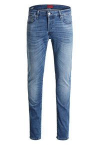  világoskék farmernadrág slim fit szabásban, öt zsebbel, finom kopás részletekkel és márkázott gombos derékkal.