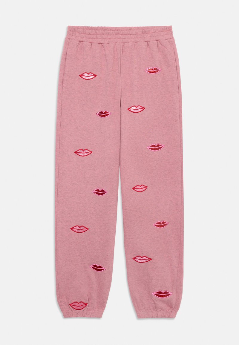Rosa joggebukser med spredte broderte lepper i røde og rosa nyanser, med elastisk liv og ribbestrikkede ankler.