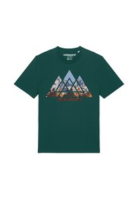 Donkergroene katoenen T-shirt met een geometrisch bergontwerp met gelaagde kleuren—blauw, oranje en bruin—over de borst.