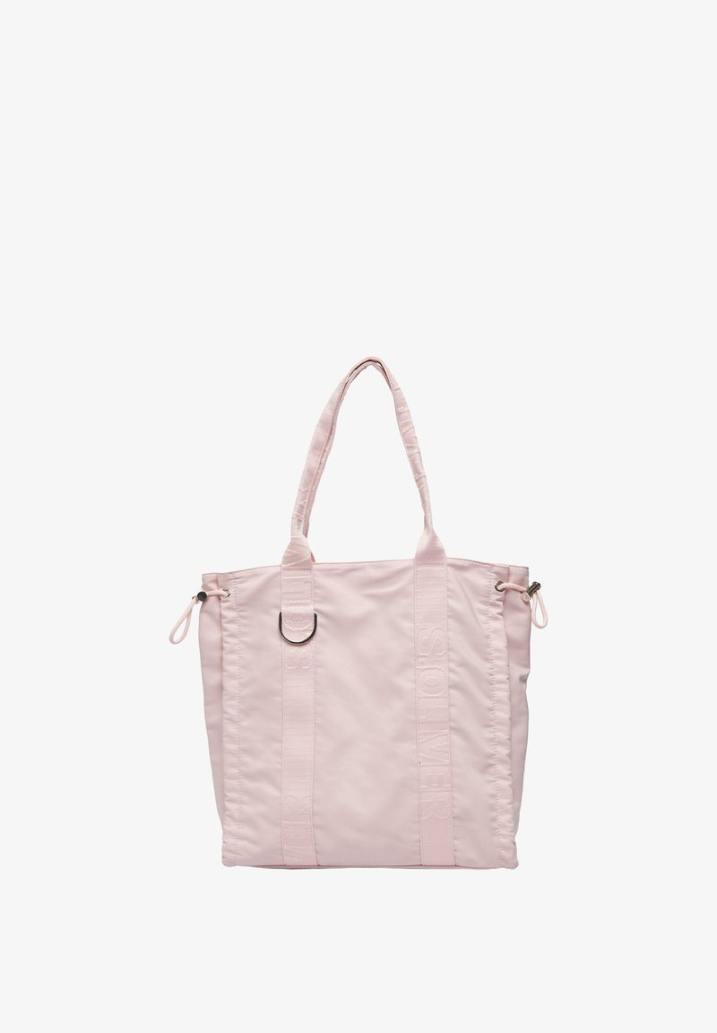 Roze stoffen draagtas met twee korte handvatten, een gestikt logodetail en trekkoorden aan de zijkanten. Zachte textuur en rechthoekige vorm.