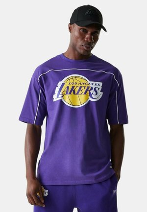 Maglietta purpurea dei Los Angeles Lakers con accenti e logo bianchi, realizzata in tessuto misto cotone, con maniche corte e scollo a girocollo.