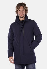 Giacca esterna blu navy, con colletto alto, zip frontale e chiusura a bottone; realizzata in tessuto liscio e resistente con tasche laterali.