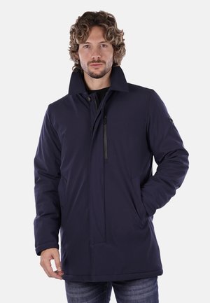 Giacca esterna blu navy, con colletto alto, zip frontale e chiusura a bottone; realizzata in tessuto liscio e resistente con tasche laterali.