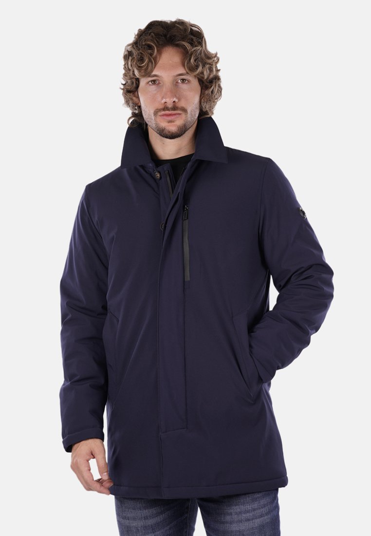 Giacca esterna blu navy, con colletto alto, zip frontale e chiusura a bottone; realizzata in tessuto liscio e resistente con tasche laterali.