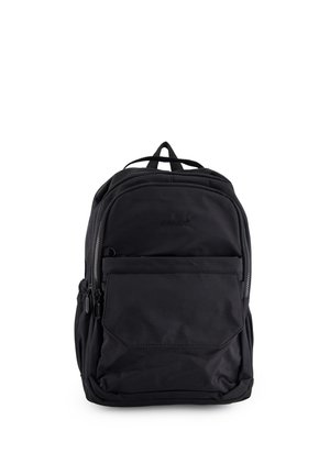 Zwarte rugzak met meerdere ritsvakken, voorvak en bovenhandvat, afgebeeld tegen een witte achtergrond.