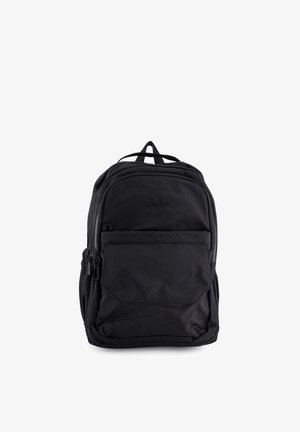 Zwarte rugzak met meerdere ritsvakken, voorvak en bovenhandvat, afgebeeld tegen een witte achtergrond.