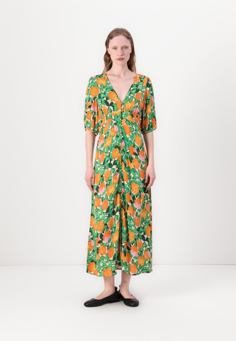 Florales Maxikleid in Grün mit orangefarbenen und rosa Blumen. Hat einen tiefen V-Ausschnitt, Puffärmel und Knopfdetails an der Vorderseite.