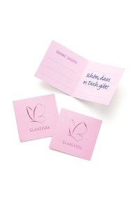 Rózsaszín köszönőlapok pillangó mintával és a "GLANZVOLL" felirattal. A kinyitott lapon kézzel írt szöveg található, valamint üres sorok a személyre szabáshoz.