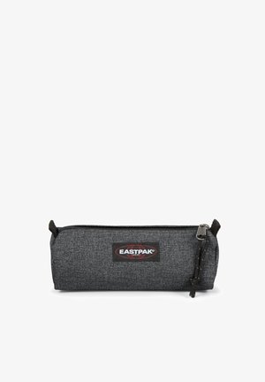 Szary piórnik z fakturowanej tkaniny, posiada zamek błyskawiczny oraz naszywkę z logo Eastpak z przodu. Kompaktowy cylindryczny kształt.