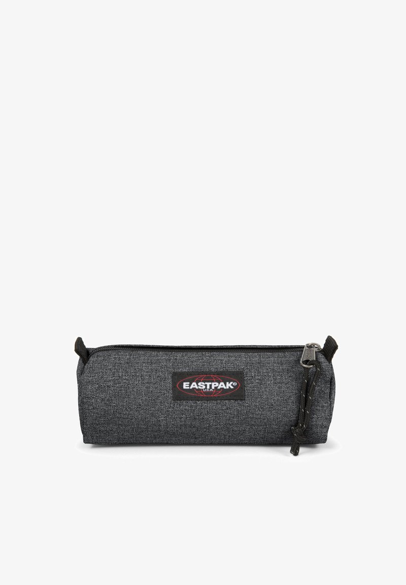 Trousse grise en tissu texturé, dotée d'une fermeture éclair et d'un patch logo Eastpak à l'avant. Forme cylindrique compacte.