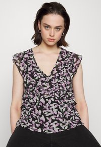 Blusa preta com padrão floral em roxo e verde. Apresenta mangas volumosas e um decote em V. Tecido leve e texturizado com detalhes franzidos.