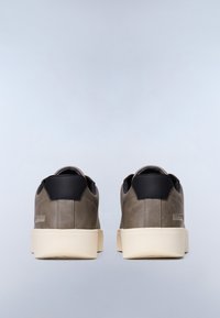 Sneaker in suede grigio con accenti in pelle nera, caratterizzati da un design elegante e una parte posteriore texturizzata. La suola è di un colore bianco sporco a contrasto.