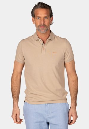 Beige polo-shirt met korte mouwen, kraag en een knoopsluiting met drie knopen; heeft een subtiele textuur en een klein oranje logo op de borst.