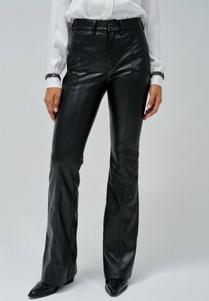 Pantalones de cuero negro acampanados con una textura suave, que presentan una cremallera frontal, cierre de botón y costuras verticales para un detalle adicional.