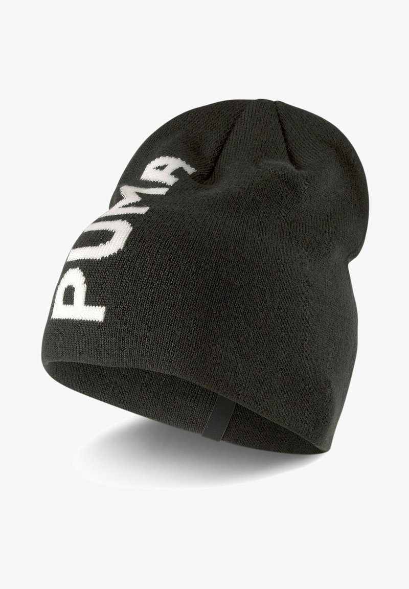 Gorro de punto negro con un gran logo blanco de "PUMA" en la parte frontal. Textura suave, forma redondeada con una ligera caída en la parte superior.