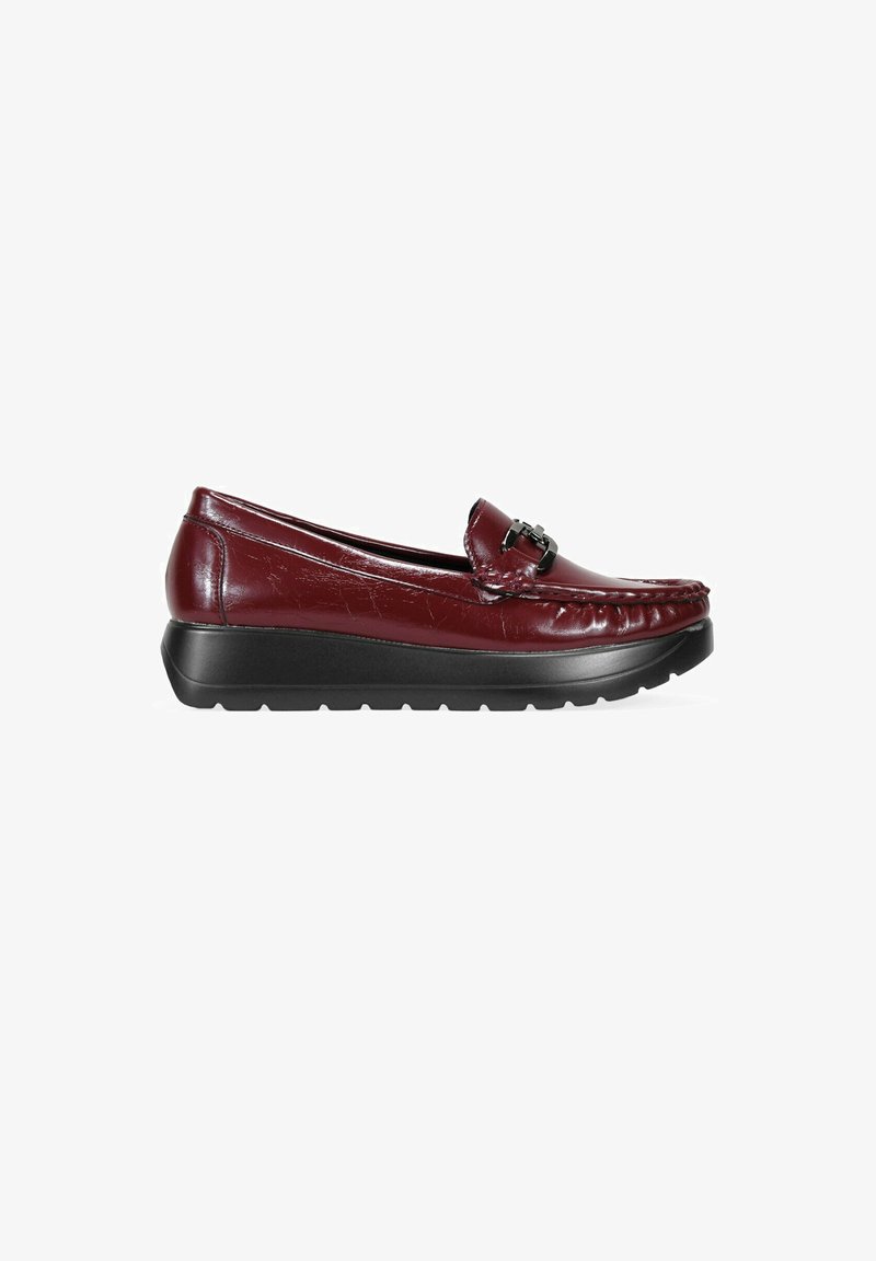 Mocasines de cuero burdeos con un acabado texturizado, que cuentan con una suela de plataforma negra y hardware decorativo en la parte del empeine.