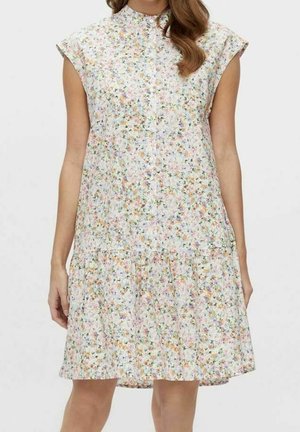 Vestido floral en colores pastel claros, con cuello alto, mangas tipo capa y falda de volantes con un ajuste holgado y fluido.