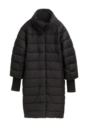 Crna puffer jakna s visokim vratom, kratkim rukavima i kviltanom teksturom. Ima rebraste manžete i elegantan, minimalistički dizajn.
