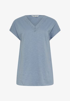 Lichtblauwe blouse met korte mouwen, een V-hals, kanten rand langs de halslijn en mouwzomen, en een comfortabele pasvorm.