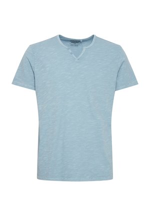 T-shirt bleu clair à manches courtes avec un motif texturé mélangé. Il dispose d'un col en V avec deux petits boutons et d'une coupe loose.