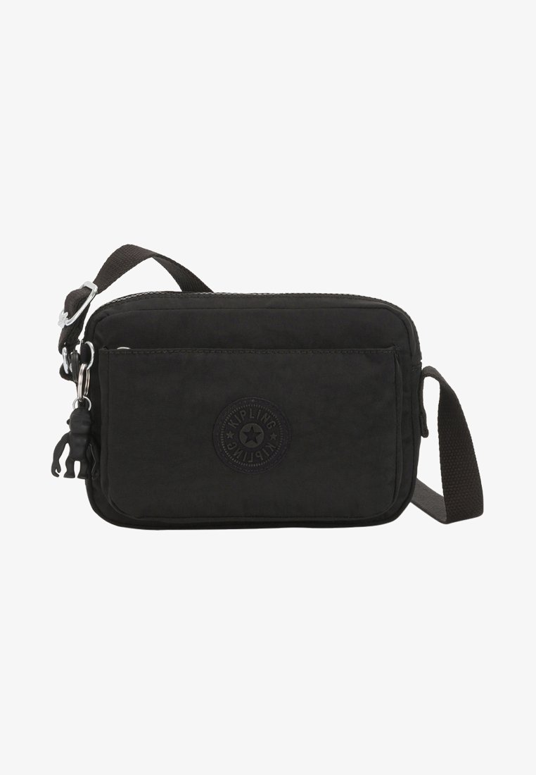 Schwarze Nylon-Crossbody-Tasche mit einem Reißverschluss, ausgestattet mit einem Logo-Patch und einem verstellbaren Trageriemen. Enthält einen kleinen Affen-Schlüsselanhänger.