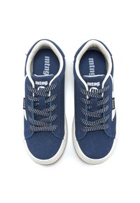 Marineblaue Canvas-Sneaker mit weißen Gummisohlen, gemusterten Schnürsenkeln und Logo auf der Zunge. Sie verfügen über eine glatte Textur und kontrastierenden Nähten.
