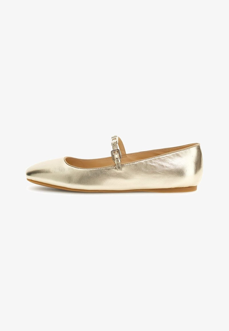 Chaussure plate métallique dorée avec un embout arrondi et une fine bride Mary Jane ajustable avec boucle sur une semelle marron clair.