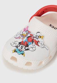 Witte klomp met kleurrijke cartoonkaraktergrafieken, een rode band en een getextureerd oppervlak met ventilatiegaten.