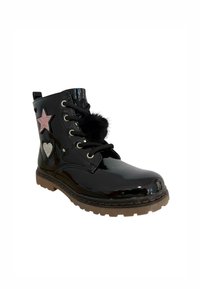 Botín negro de charol hasta el tobillo con parches de estrellas y corazones en rosa y plata, detalle de pelo sintético y cordones negros con suela de goma texturizada.