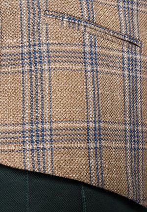 Kratkowana marynarka w kolorze brązowym, z niebieskimi i beżowymi wzorami, wykonana z teksturowanej tkaniny, z jedną kieszenią na piersi i ciemnozielonym wykończeniem.