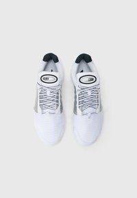 Białe buty sportowe z siateczkową cholewką, szarymi akcentami i teksturowaną podeszwą. Sznurowadła są szare, a na języku znajduje się okrągłe logo.