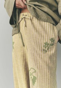 Next EMROIDERED  - Tygbyxor - sage green