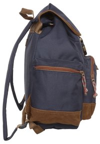 Sac à dos bleu marine avec des accents en daim marron, deux poches avant zippées avec des poignées en tressage, et des bretelles réglables vu de côté.