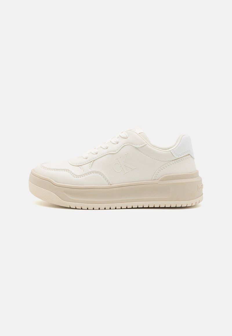Sneaker bianco in pelle con un design testurizzato, suola spessa e logo impresso. Presenta una chiusura con lacci e un colletto imbottito. Accenti di colore tenui.