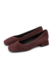 Pari punjabi suede burgundy sepatu wanita dengan hak rendah dan ujung bulat, dengan lapisan bagian dalam hitam, di latar belakang putih.