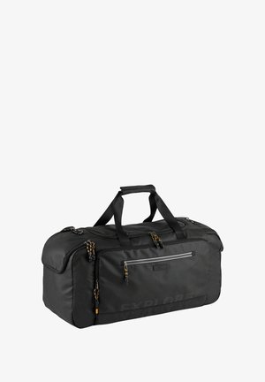 Schwarze rechteckige Sporttasche mit mehreren Reißverschlussfächern, Traggriffen und dem Wort "EXPLORE" auf der Vorderseite.