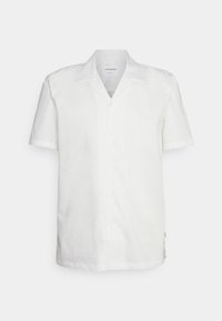 Bílá košile s krátkým rukávem z lehkého materiálu, má klopu s výstřihem, zapínání na knoflíky a rovný lem s bočními rozparky pro snadný pohyb.