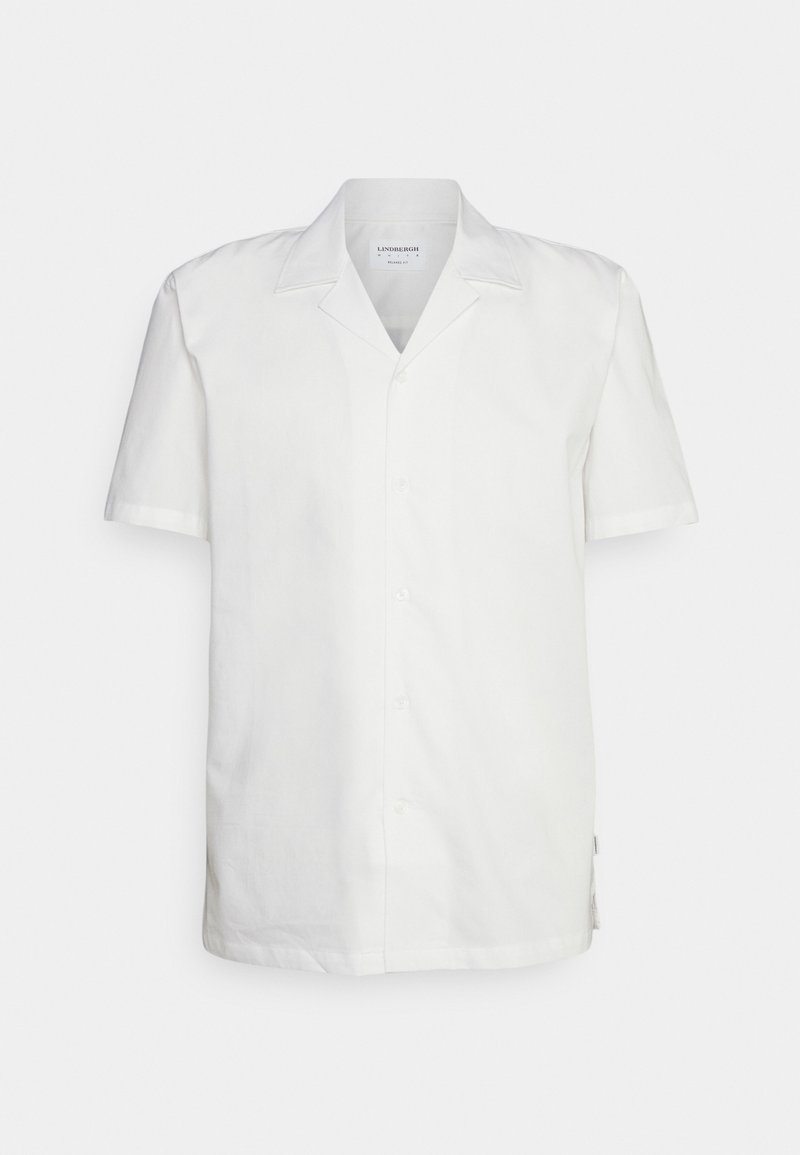 Bílá košile s krátkým rukávem z lehkého materiálu, má klopu s výstřihem, zapínání na knoflíky a rovný lem s bočními rozparky pro snadný pohyb.