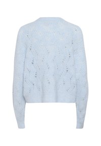 Ljusblå stickad tröja med en vågig mönster, något oversized passform, ribbade ärmslut och nederkant, mjuk textur och hålmönster.