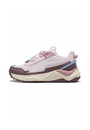 Różowo-brązowy sportowy sneaker z niebieskimi i kremowymi akcentami, z zapięciem na sznurówki i grubą, wyściełaną podeszwą, pokazany z boku na białym tle.