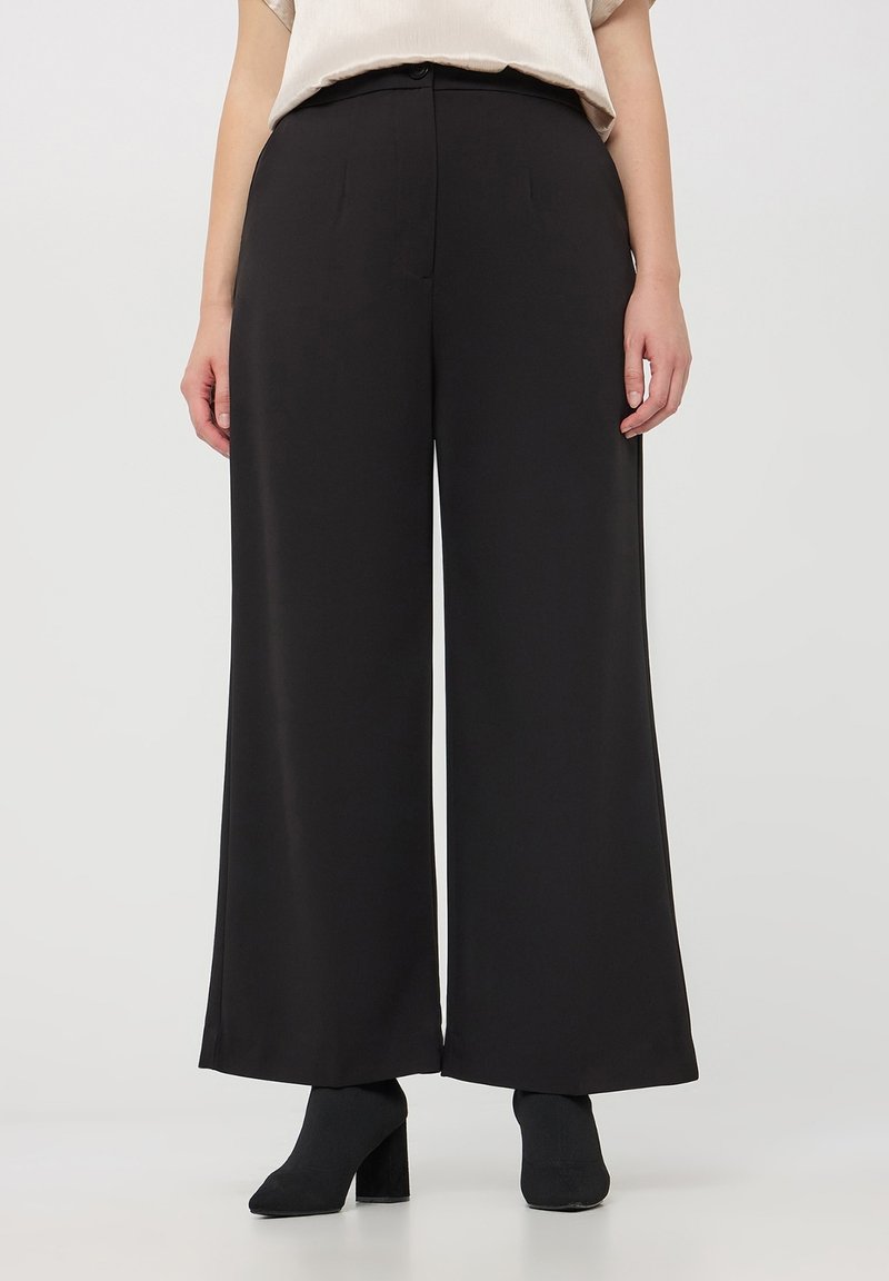 Pantaloni neri a gamba larga realizzati in tessuto liscio, con chiusura anteriore a bottone, tasche laterali e un design pulito e semplice.