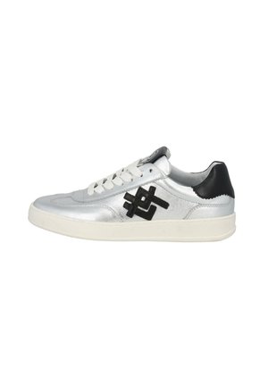 Zilveren leren sneakers met een zwart logo, witte veters en een zwarte hielkap. Beschikt over een gladde textuur en modern ontwerp.