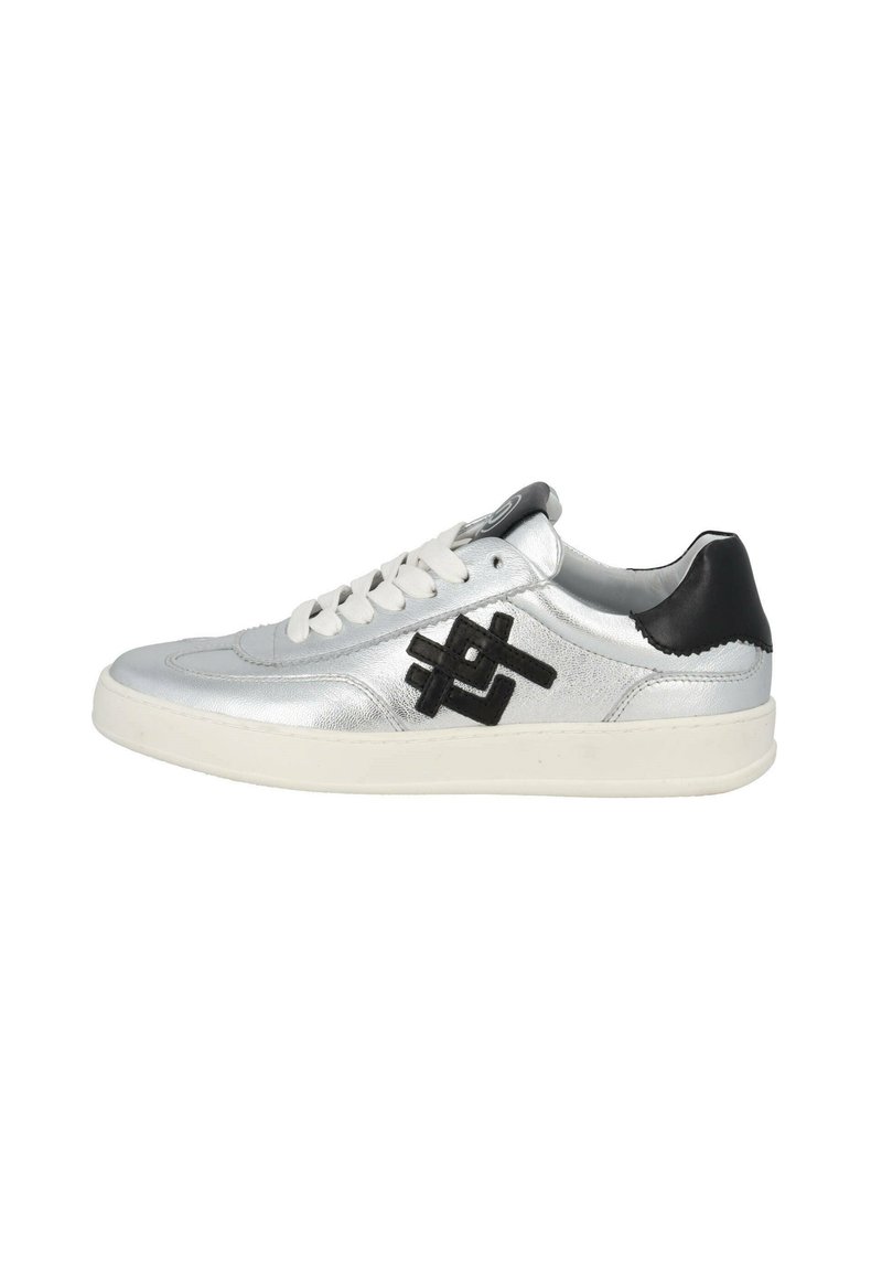 Silberne Leder-Sneaker mit schwarzem Logo, weißen Schnürsenkeln und einer schwarzen Fersenkappe. Verfügt über eine glatte Textur und ein modernes Design.