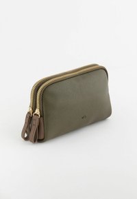 Portefeuille multi-zips en cuir vert avec surface texturée, quincaillerie en zipper doré et accents marron contrastants. Forme rectangulaire compacte.
