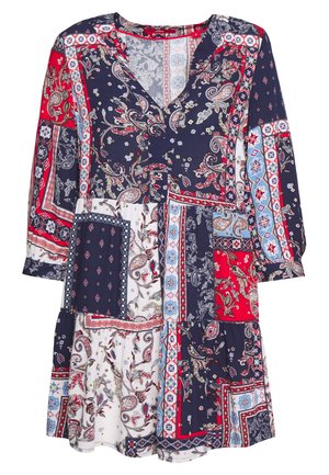Vestido de manga larga con patchwork en azul, rojo y blanco con motivos de cachemira y flores, y escote en V.