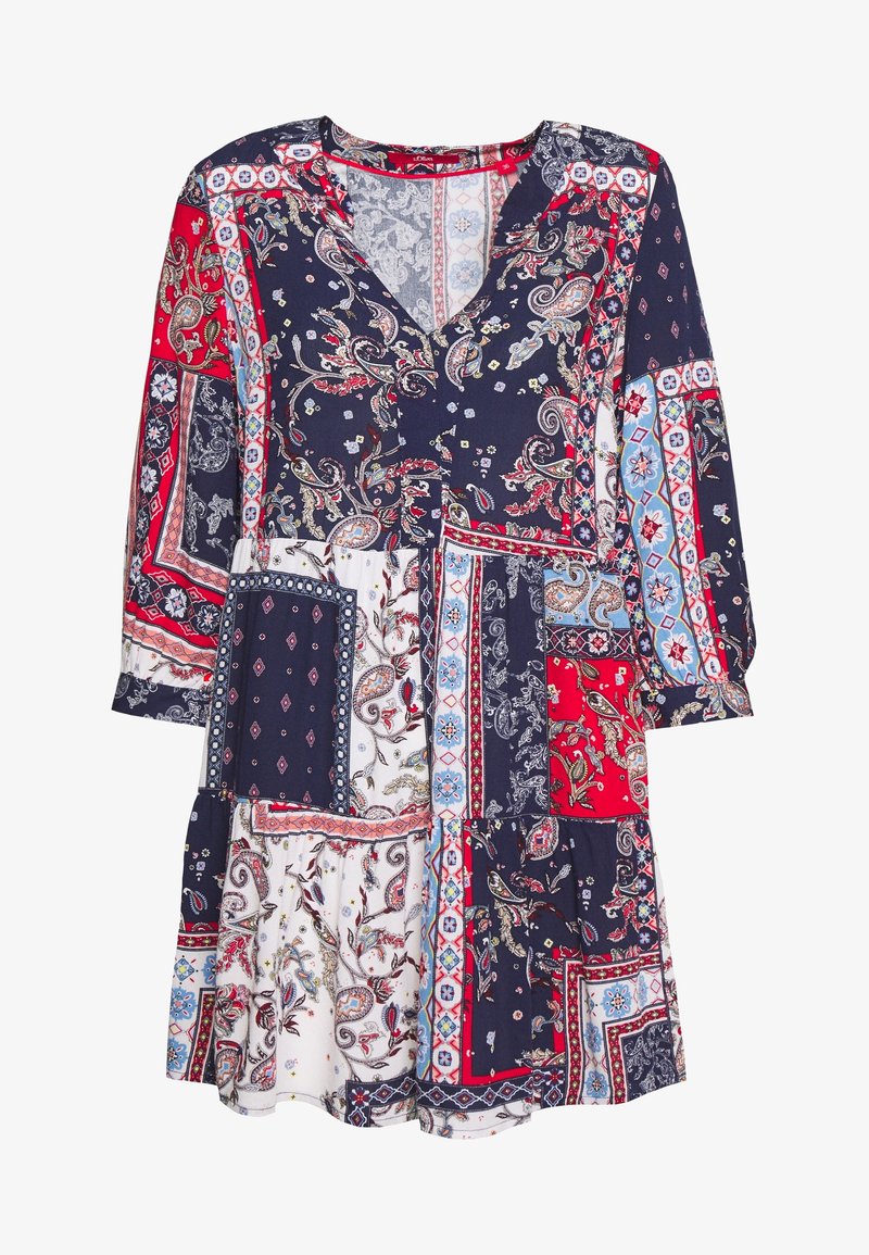 Robe à manches longues avec patchwork bleu, rouge et blanc présentant des motifs cachemire et floraux, et un décolleté en V.