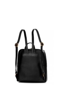 Sac à dos en cuir noir avec une finition texturée, des bretelles ajustables, une poignée supérieure et des accents en métal doré. Design compact et minimaliste.